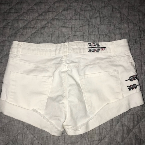 🌻White short shorts with design on each side🌻 - Picture 2 of 5